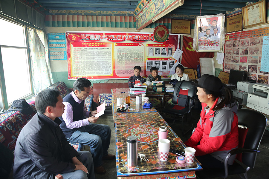 地区人社局党组书记罗布占堆同志一行赴驻村点检查指导驻村工作